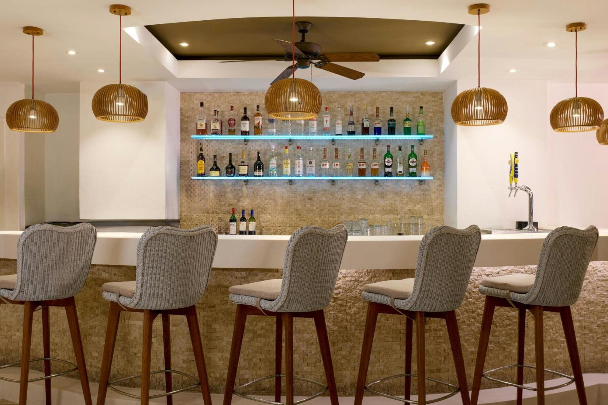 Waves Resort & Spa, Barbados, An Autograph Collection All-Inclusive Resort Saint James Eksteriør billede